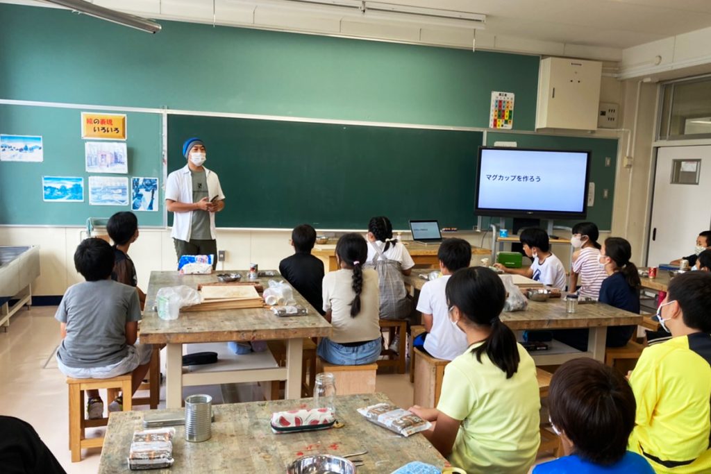 簾舞小学校での出張陶芸教室の様子