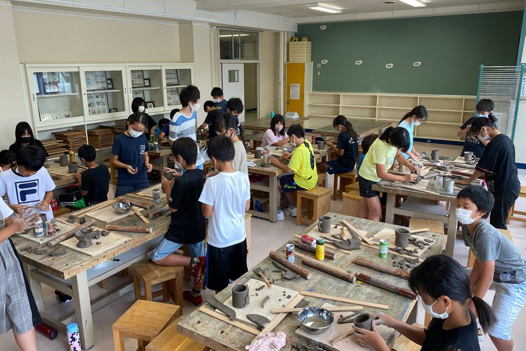 簾舞小学校での出張陶芸教室の様子