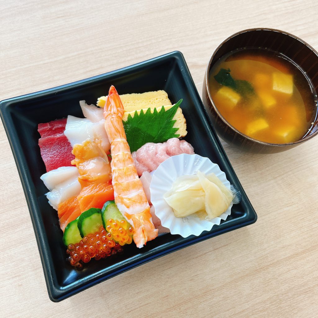 お昼ご飯は海鮮丼