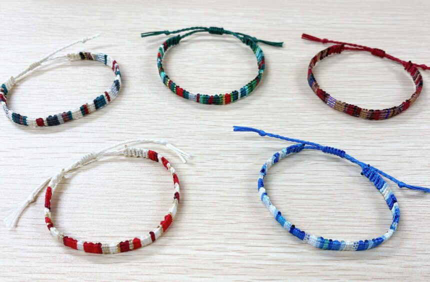 ビーズ入りマクラメブレスレット