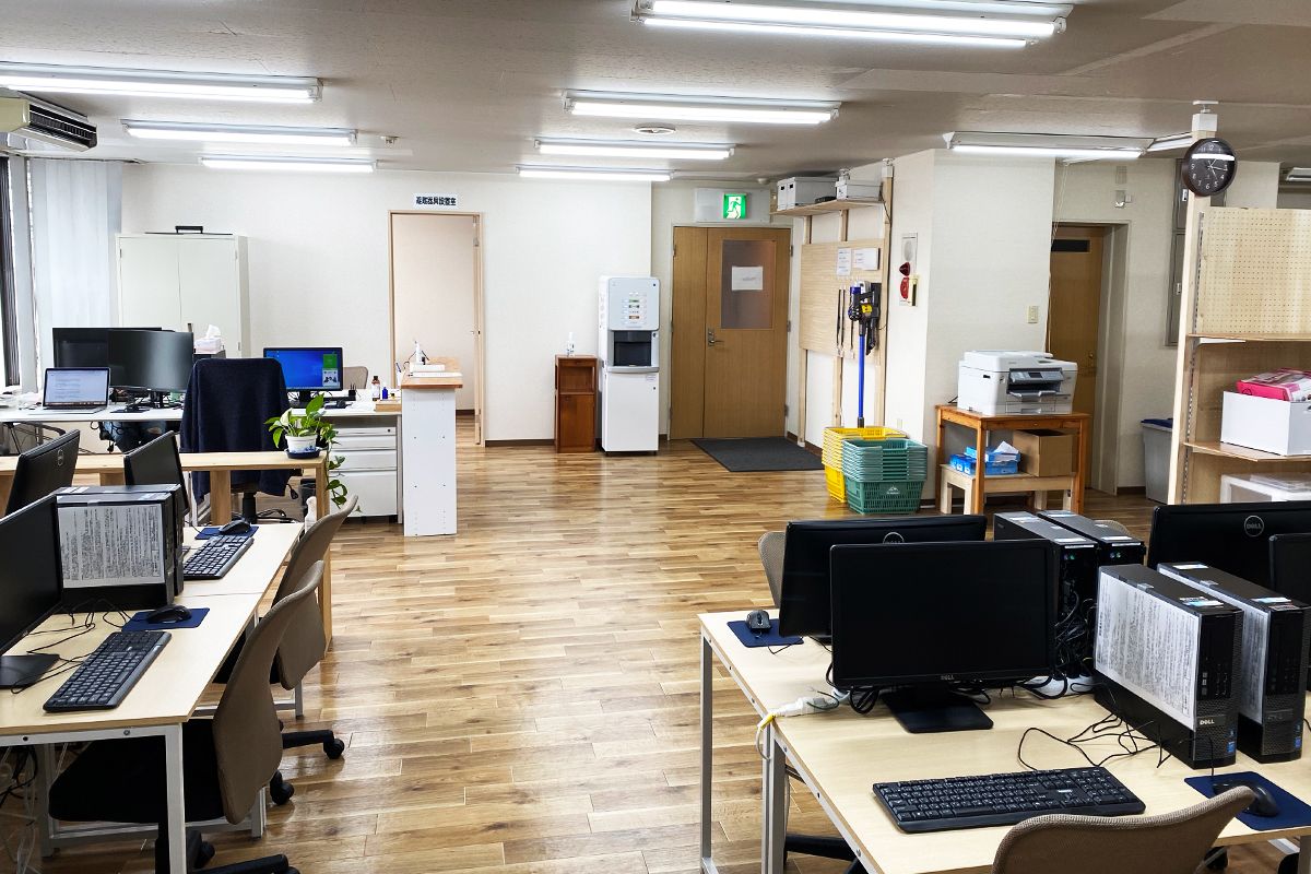 パソコンが並ぶ作業室